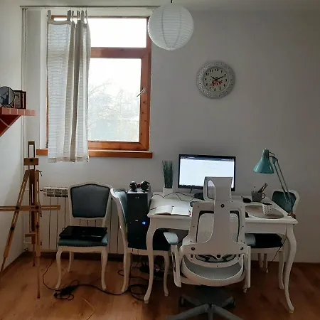 Lovely Bright With Backyard-renovated!