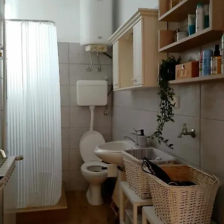 Daire Lovely Bright With Backyard-renovated! *