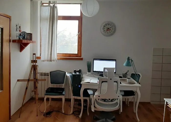 Lovely Bright With Backyard-renovated!